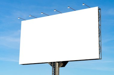 Mavi gökyüzü arkaplanına karşı boş büyük reklam panosu. Beyaz yatay tahta reklam, pazarlama ve reklam bilgileri için modelleme yapıyor