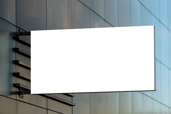 Λευκά λευκό ορθογώνιο mock up δρόμο πινακίδα του καταστήματος, εστιατόριο, γραφείο σε γκρι τοίχο σε εξωτερικούς χώρους — Φωτογραφία Αρχείου