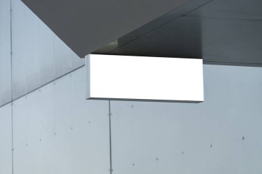 Boş beyaz dikdörtgen. Gri duvardaki sokak tabelasını taklit et.