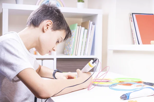 Criança criando novo objeto 3d com caneta 3d. Aprendizagem, tecnologia, educação de tronco, lazer, entretenimento criativo em casa — Fotografia de Stock