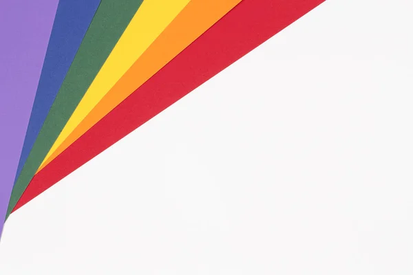 Lgbt Farben Flagge Papier-Layout auf weißem Hintergrund. Stolze Gemeinschaft. Regenbogenfarben — Stockfoto