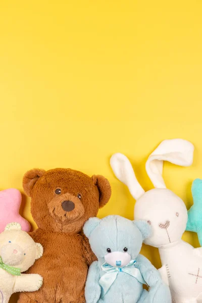 毛绒玩具玩具玩具玩具熊和黄色背景的白兔。顶部视图 — 图库照片