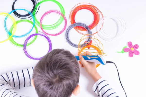 Manos de niño creando con pluma 3d. Aprendizaje, tecnología, educación del tallo, ocio, entretenimiento creativo en el hogar — Foto de Stock