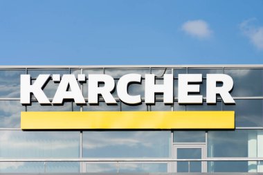 Litvanya, Vilnius 'taki ofis binasının Karcher logosu - 16 Mayıs 2021. Karcher, Almanya 'nın en büyük temizlik ekipmanı üreticilerinden biri.