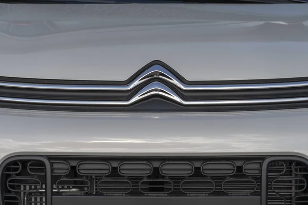 Vilnius, Litva - 16. května 2021: Logo Citroen na novém autě. Citroen je známý francouzský výrobce automobilů, který je součástí skupiny PSA Peugeot Citroen. — Stock fotografie