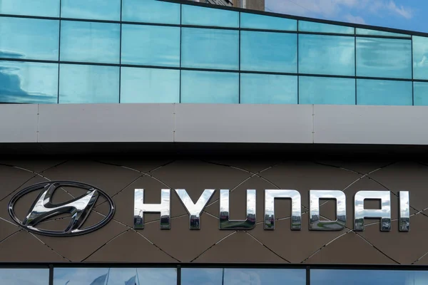 Vilnius, Lituania - 16 maggio 2021: logo del marchio Hyundai sulla società di concessionaria di auto. Hyundai è una casa automobilistica sudcoreana con sede a Seoul, Corea del Sud — Foto Stock