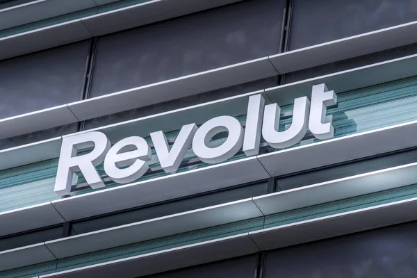 Revolut logo signboard on modern office building in Vilnius, Lithuania on May 30, 2021 (en inglés). Revolut es una compañía de tecnología financiera que ofrece servicios bancarios — Foto de Stock
