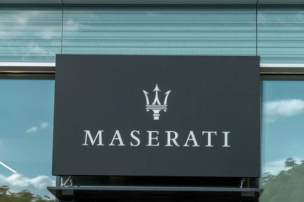 Vilnius, Lituania - 12 maggio 2021: logo e cartello Maserati sull'edificio ufficiale dello showroom della concessionaria. Maserati è famoso produttore italiano di veicoli di lusso — Foto Stock