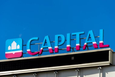 Vilnius, Litvanya - 30 Mayıs 2021: emlak bürosu binasında sermaye tabelası. Sermaye, Litvanya 'da emlak hizmetleri sunan popüler bir şirket.