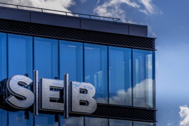 30 Mayıs 2021 'de Litvanya' nın Vilnius kentindeki SEB banka binasının logosu. SEB Bank, İsveç SEB Grubu 'nun yan kuruluşu olan Litvanya Ticaret Bankası' dır.