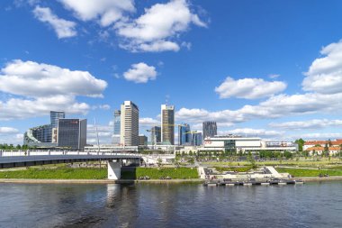 Vilnius, Litvanya - 12 Mayıs 2021 Vilnius şehir manzarası. Neris Nehri, Beyaz Köprü ve Gökdelenleri olan Finans Bölgesi