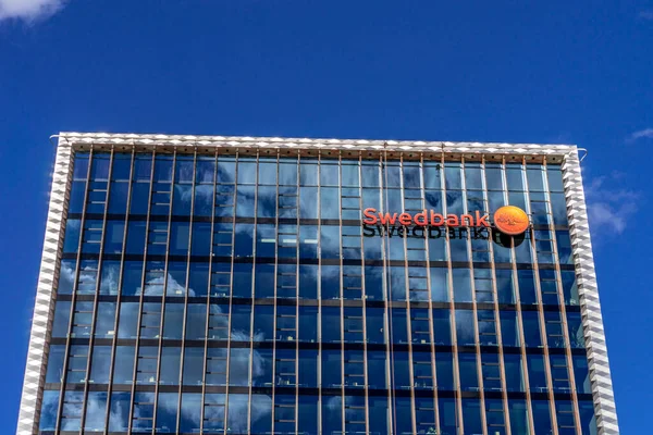 Swedbank logo on Swedbank head office building on 30 May 2021 in Vilnius, Lithuania — Stock Photo, Image