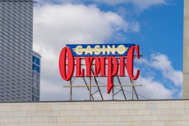 12 Mayıs 2021 'de Litvanya, Vilnius' taki bir binanın tepesindeki Olimpiyat kumarhanesi logosu. Olympic Entertainment Group eğlence sektörüne odaklandı