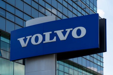 Vilnius, Litvanya - 14 Mayıs 2021: Volvo otomobil bayii tabelası ve açık hava logosu
