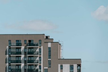 Dış taraftaki modern apartman binaları. Şehrin gayrimenkul arazisinin bir kısmı mavi gökyüzü arka planında