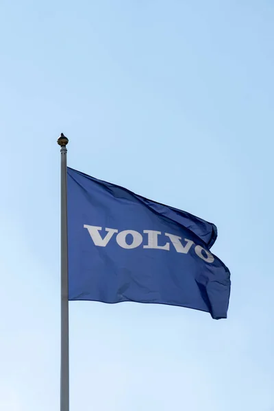 Vilnius, Lituania - 12 maggio 2021: Volvo car company flag con logo vicino al concessionario — Foto Stock