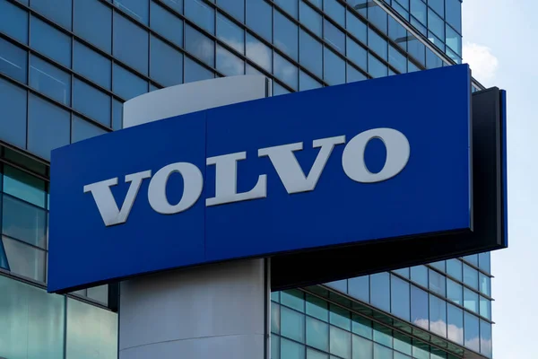 Vilnius, Lituania - 14 de mayo de 2021: firma de concesionario de automóviles Volvo y logotipo al aire libre —  Fotos de Stock