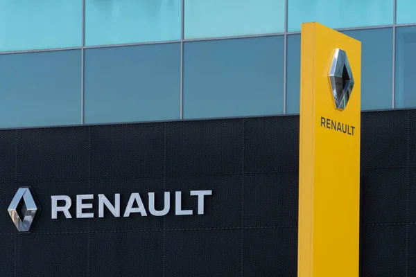 Vilnius, Lituania - 12 maggio 2021 Firma del logo Renault sull'edificio ufficiale dello showroom degli uffici dei concessionari. Renault S.A. è una casa automobilistica francese produttrice di automobili, furgoni, autobus, camion e altri veicoli — Foto Stock