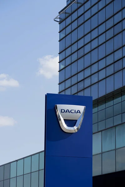 Logo Dacia davanti all'edificio ufficiale degli uffici dei rivenditori situato a Vilnius, Lituania - 16 maggio 2021 — Foto Stock