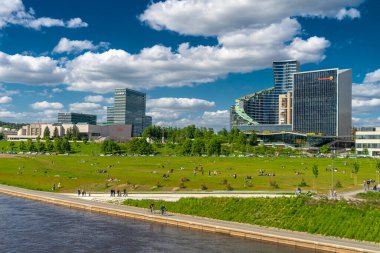 Vilnius, Litvanya - 30 Mayıs 2021: İnsanlar Vilnius 'ta hafta sonunun tadını çıkarıyor. Piknik, spor, açık hava oyunları. Neris nehri ile Vilnius şehri