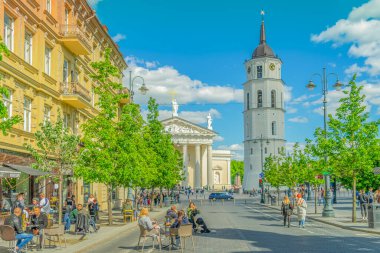 Vilnius, Litvanya - 30 Mayıs 2021: View to main Vilnius city street - Gedimino Bulvarı, Vilnius Katedrali ve çan kulesi