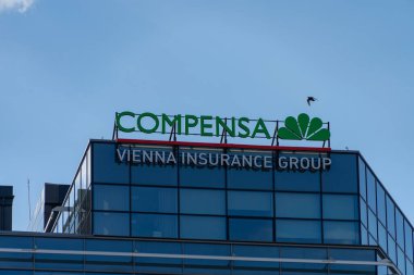 Modern cam ofis duvarında Compensa Viyana Sigorta Grubu logosu. Sigorta şirketi Viyana Sigorta Grubu 'nun bir parçası. Vilnius, Litvanya - 12 Mayıs 2021