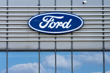 Ford şirketinin Vilnius, Litvanya 'daki büro ve galeri binasının logosu - 12 Mayıs 2021