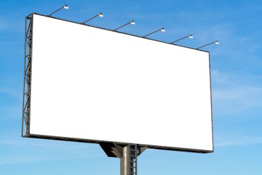 Mavi gökyüzü arka planına karşı boş yatay ilan panosu. Beyaz büyük tahta reklam, pazarlama ve bilgi için modelleme yapıyor.