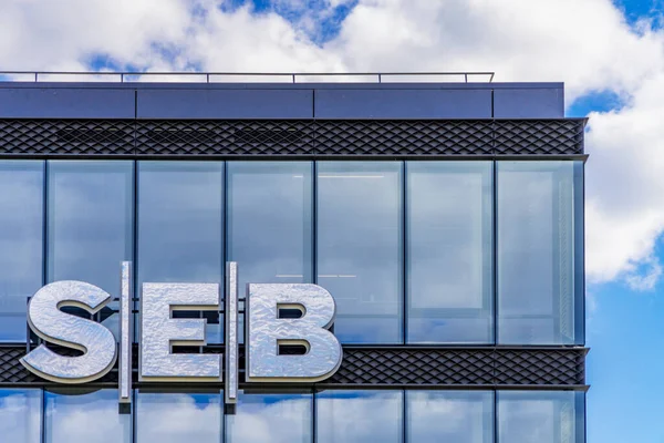 Logotipo del banco SEB en el edificio de la sede del banco SEB el 30 de mayo de 2021 en Vilnius, Lituania. SEB Bank es Commercial Bank of Lithuania, filial de Swedish SEB Group — Foto de Stock