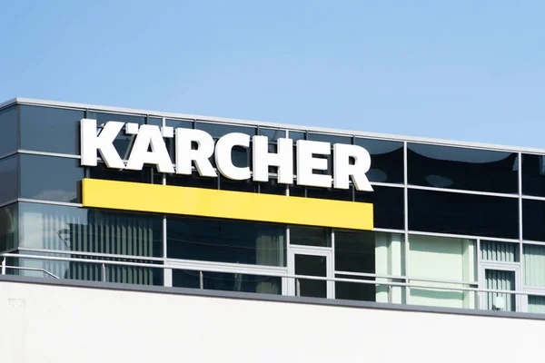 Logotipo de Karcher en el edificio de oficinas ubicado en Vilnius, Lituania - 16 de mayo de 2021. Karcher es empresa de equipos de limpieza — Foto de Stock