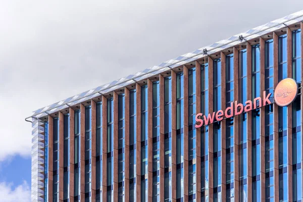 Swedbank logo on Swedbank head office building on 30 May 2021 in Vilnius, Lithuania. Swedbank AB is Nordic-Baltic banking group, offering retail banking, asset management, financial and other services — Stock Photo, Image