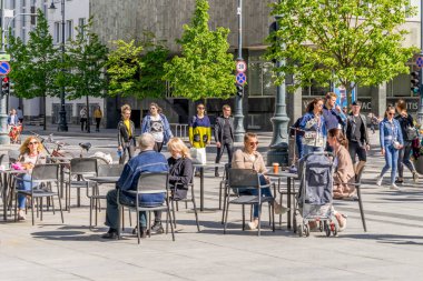 Vilnius, Litvanya - 30 Mayıs 2021: İnsanlar açık kafede güneşli bir günün tadını çıkarıyorlar