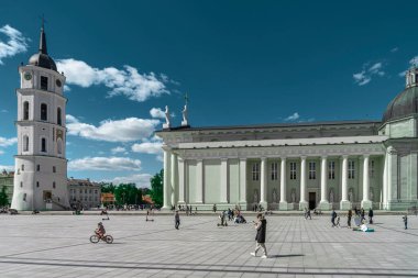 Vilnius, Litvanya - 30 Mayıs 2021: İnsanlar güneşli hafta sonunun tadını çıkarıyor. Katedral Meydanı, Vilnius Eski Kasabası 'nın ana meydanı. Şehir yaşamının kilit noktalarından biri.