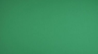 1 'den 5' e kadar sayan eller. Koruyucu lastik eldivenli eller bir, iki, üç, dört, beş parmağı gösterir ve krom anahtar yeşil ekran arkaplanının üzerine onay imzalar. 4k video