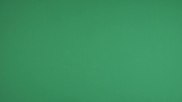 Mãos contando de 1 a 5. As mãos com luvas de borracha protetoras mostram um, dois, três, quatro, cinco dedos e assinam ok sobre o fundo da tela verde da tecla chroma. 4k vídeo — Vídeo de Stock