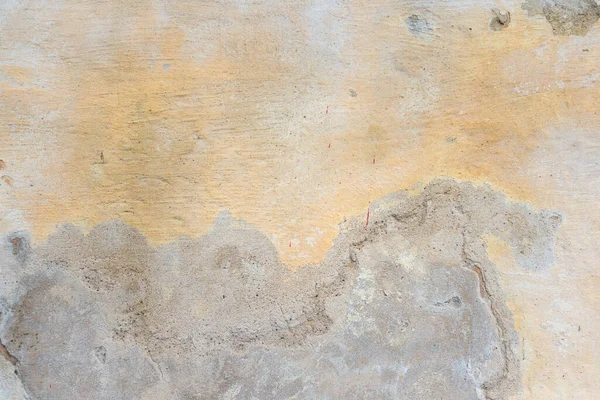 Dokulu grunge arkaplanı. Çok katmanlı çatlak kaplamalı eski duvarlar. Sarı duvarda derin desenli Grunge dokusu — Stok fotoğraf