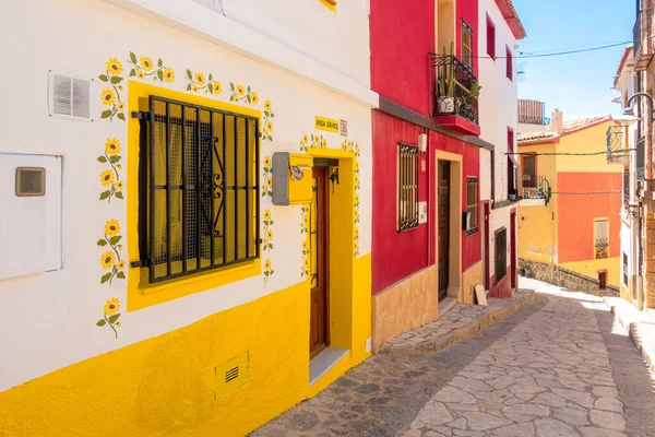 Finestrat, Alicante provincia, España. Hermosa calle tranquila y estrecha del pequeño pueblo de Finestrat casco antiguo en el día soleado — Foto de Stock