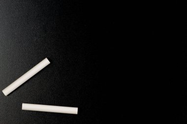 Boş karatahta, yazı için iki tebeşirli tahta. Eğitim, öğrenme, okula dönüş konsepti.