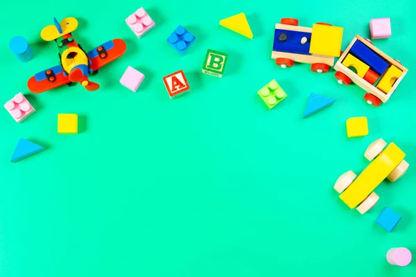 Baby Kind Spielzeug Hintergrund. Set von bunten pädagogischen Holzspielzeug für Kinder auf hellgrünem Hintergrund. Draufsicht, flache Lage — Stockfoto