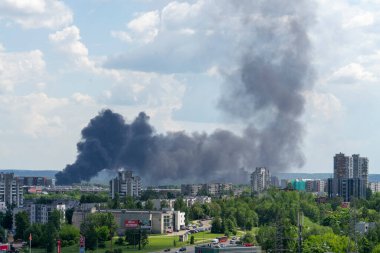 Vilnius, Litvanya - 07 Haziran 2021 Vilnius 'ta yangın. Kara duman bulutu Vilnius şehrinin üzerine yükseliyor.