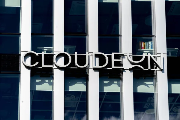 Vilnius, Lituania - 30 de mayo de 2021: Firma del logotipo de Cloudeon en el edificio de oficinas. Cloudeon es la empresa líder en la nube danesa que proporciona tecnologías innovadoras para las empresas — Foto de Stock