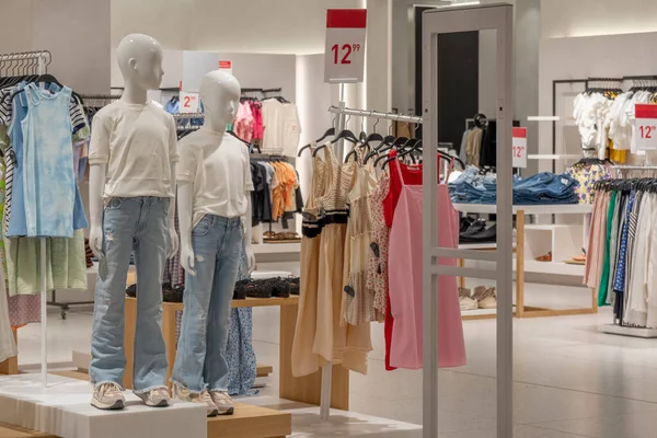 Современный модный фирменный интерьер детского магазина одежды в торговом центре — стоковое фото