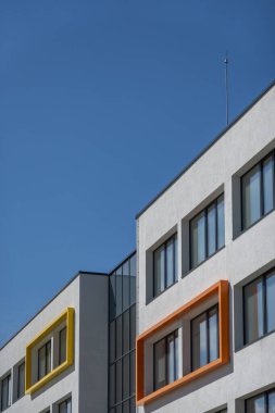 Modern binanın dış cephesinin mavi gökyüzü arka planına sahip parçası