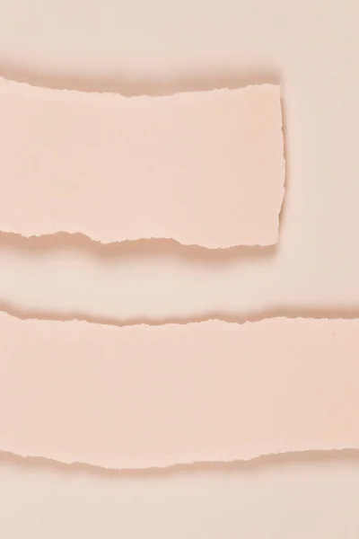 Duas peças horizontais em branco de papel rasgado sobre fundo bege em branco. Abstact monocromático cor de fundo terroso — Fotografia de Stock