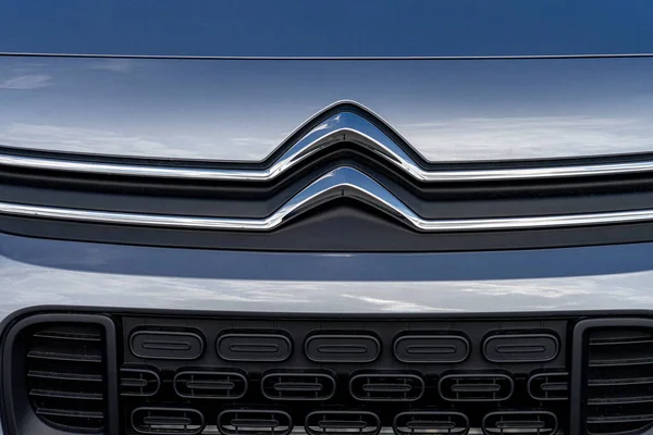 Vilnius, Litva - 16. května 2021: Logo Citroen na novém autě. Citroen je známý francouzský výrobce automobilů, který je součástí skupiny PSA Peugeot Citroen — Stock fotografie