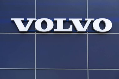 Vilnius, Litvanya - 14 Mayıs 2021: Volvo otomobil bayii tabelası ve logosu duvarda. Volvo, İsveçli çok uluslu bir imalat şirketidir.