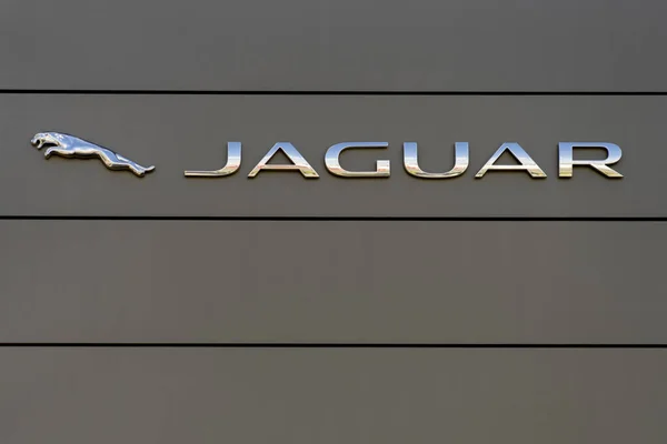 Firma del logo del marchio Jaguar sul muro ufficiale dell'edificio dello showroom per uffici, situato a Vilnius, Lituania - 12 maggio 2021 — Foto Stock