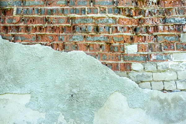 Muro de ladrillo viejo enlucido gris con piezas de estuco astilladas. Grunge pared de ladrillo rojo y blanco con fondo de superficie dañado — Foto de Stock