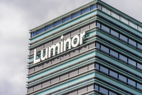 Luminor logo op hoofdkantoor Luminor op 30 mei 2021 in Vilnius, Litouwen. Luminor Bank AS is een in Estland gevestigde bank met vestigingen in Letland en Litouwen. — Stockfoto