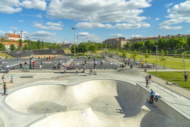 Vilnius, Litvanya - 12 Mayıs 2021: Vilnius nehri yakınlarındaki Beyaz Tugay Spor Alanında açık hava sporları, eğlence ve eğlence